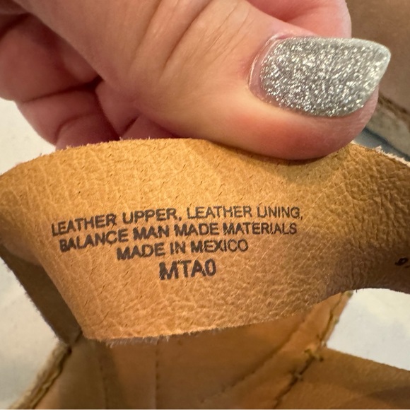 Born drilles size 9, closed toe suede espridrilles. - Picture 7 of 7